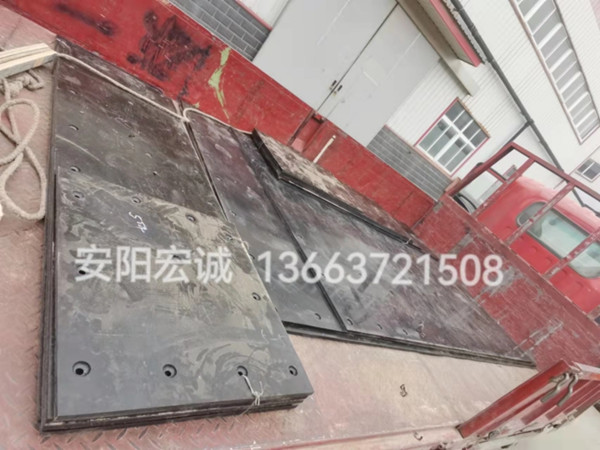 自卸車車底滑板發(fā)貨南寧，安陽(yáng)宏誠(chéng)自卸車車底滑板卸車沒(méi)煩惱！